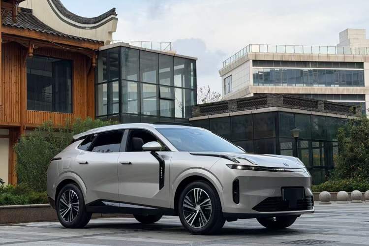 Used Lynk & Co 08 EM-P 2025 120km Long-Range Halo