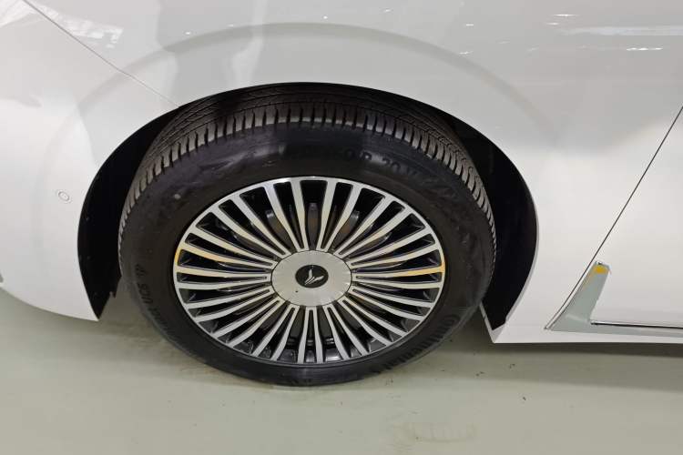 Used VOYAH Dream 2025 PHEV Four-Wheel Drive Prestige Kunpeng Edition
