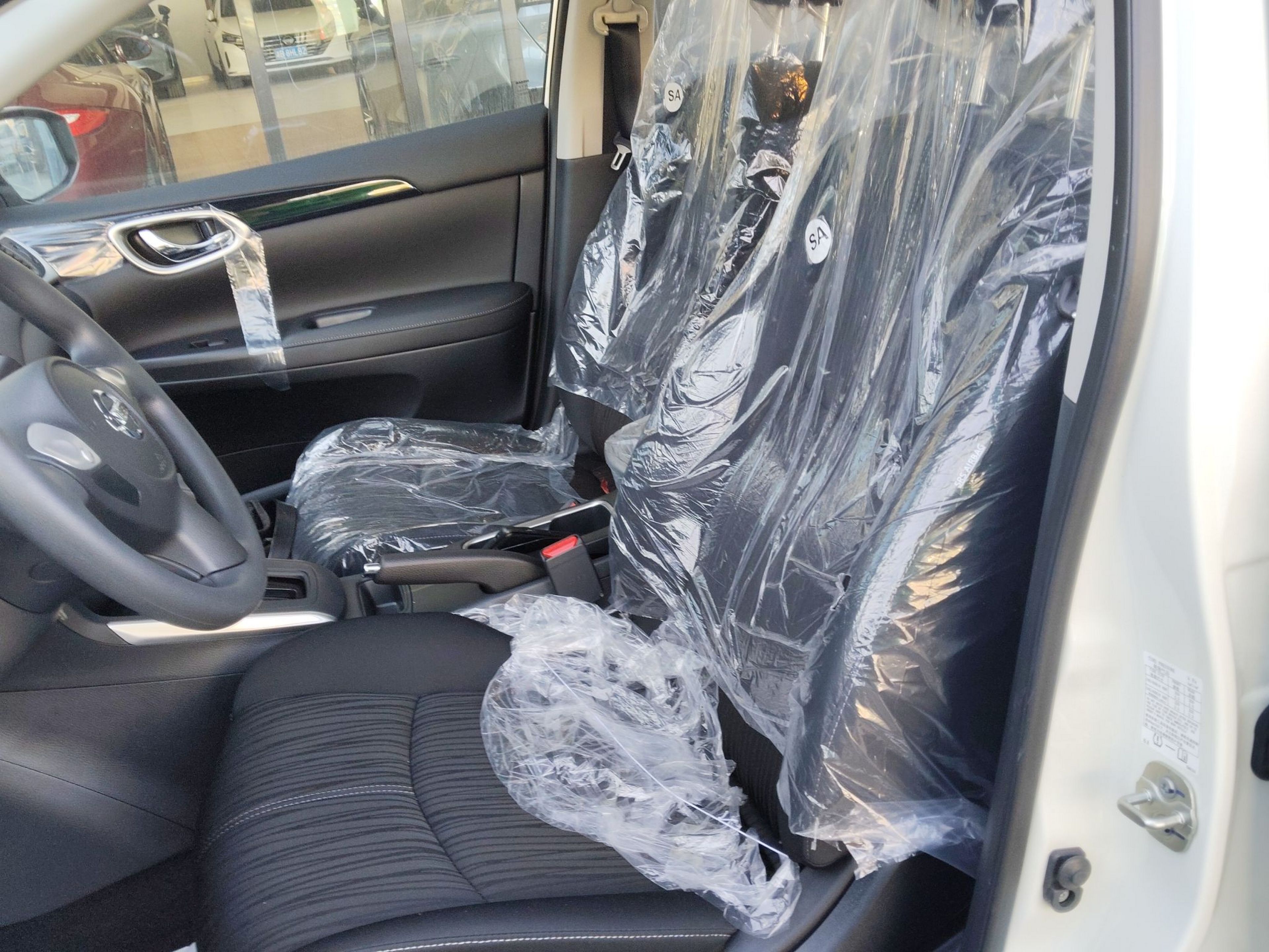 المقاعد الأمامية داخل السيارة