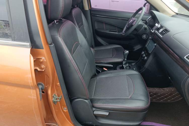 Used Dongfeng Fengon 360 2015 1.5L Manual Luxury 7-Seater China IV Standard
