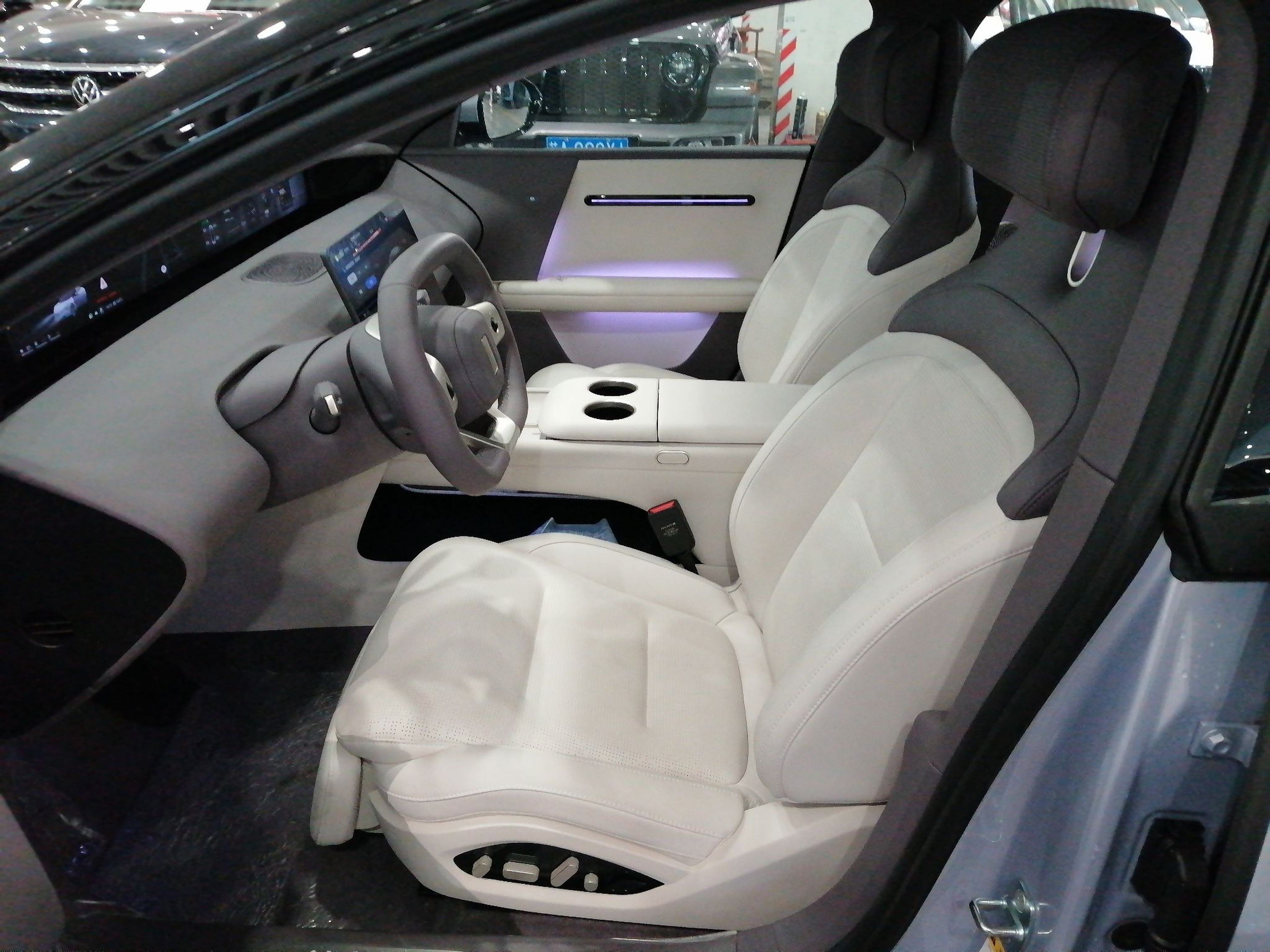 Переднее сиденье в автомобиле