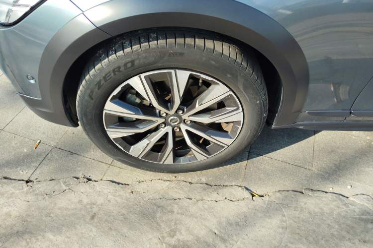 Used Volvo V90 2017 Cross Country T5 AWD Smart Range Edition
