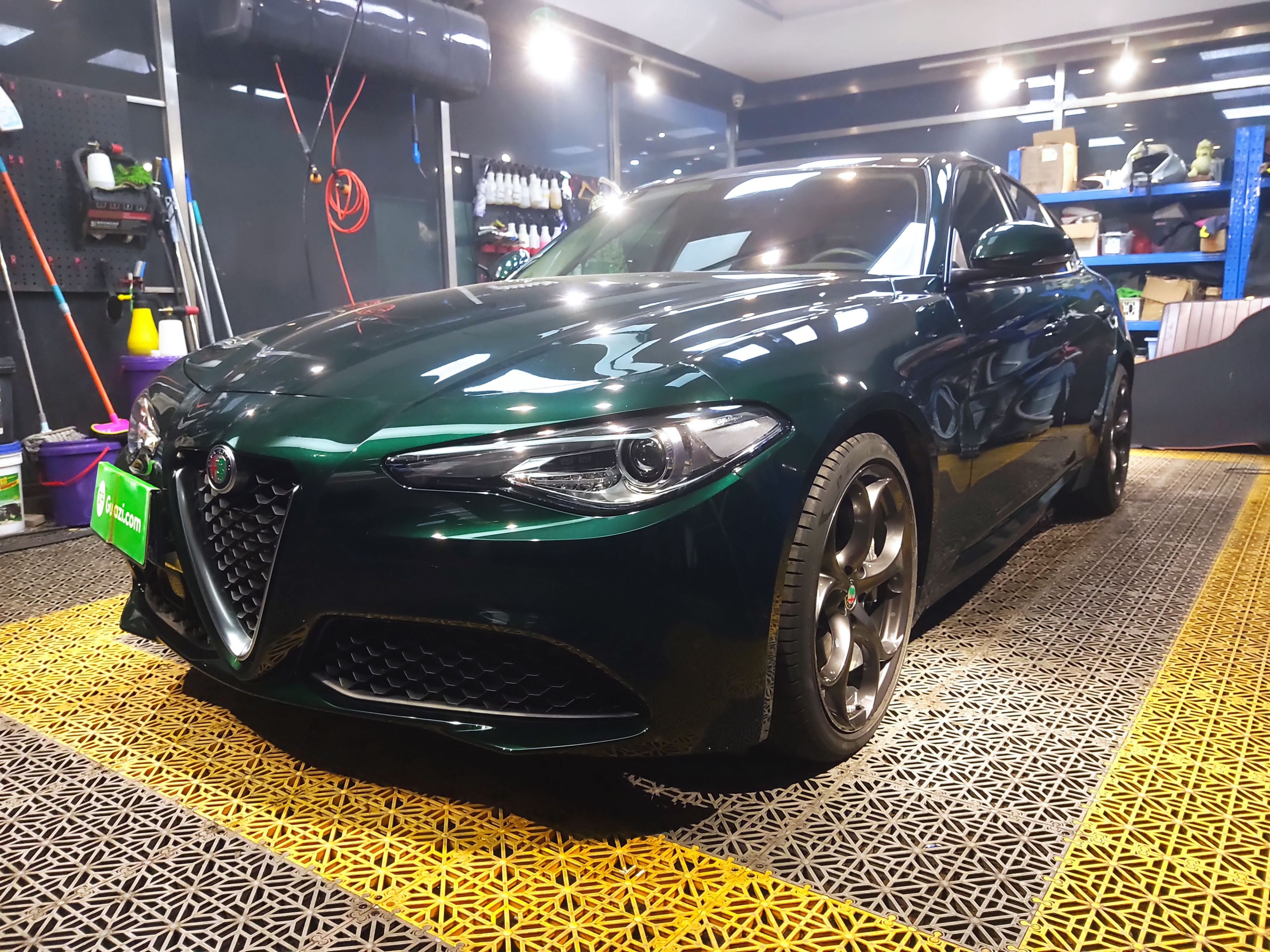 تحت مقدمة السيارة