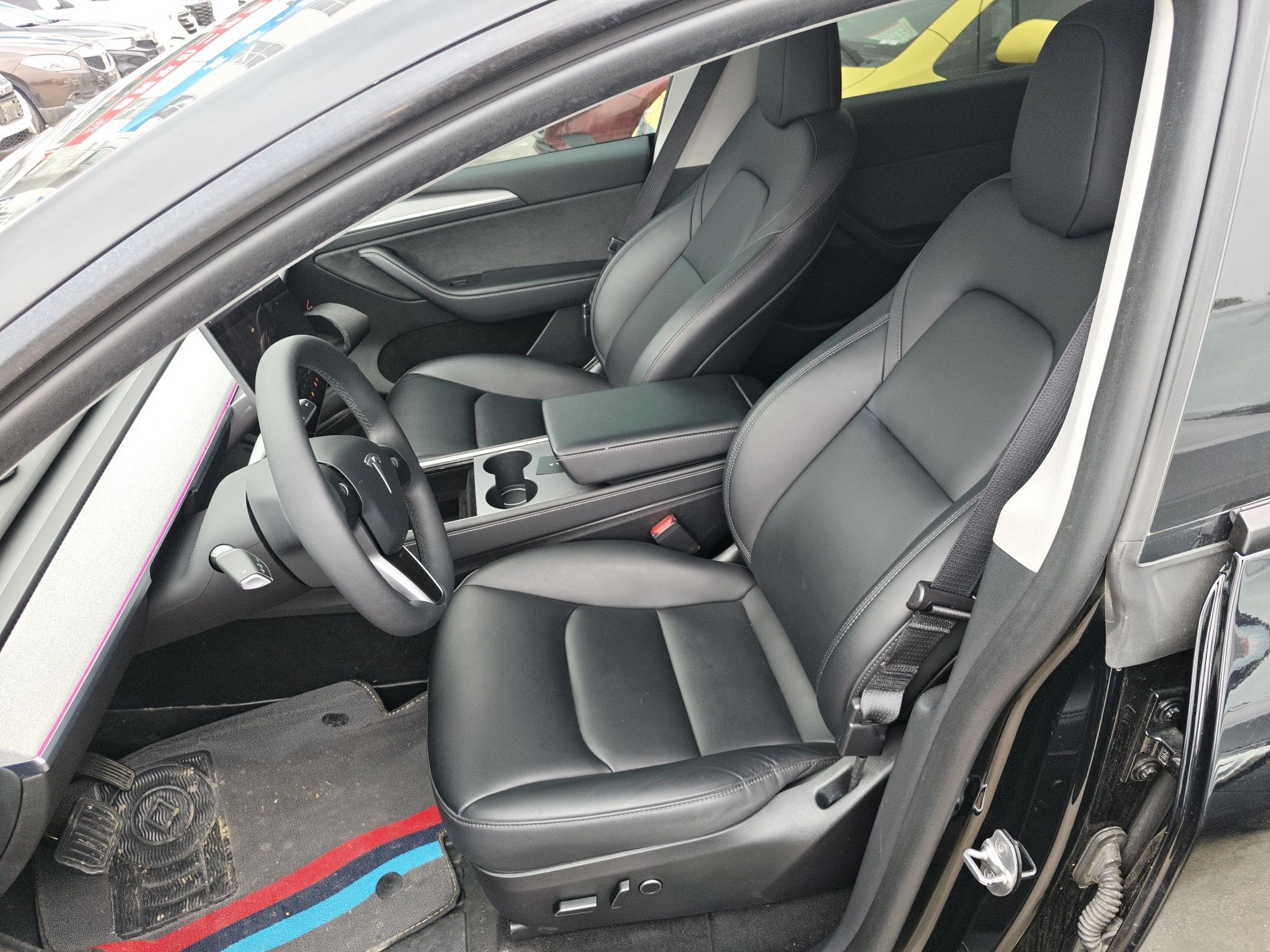 Переднее сиденье в автомобиле