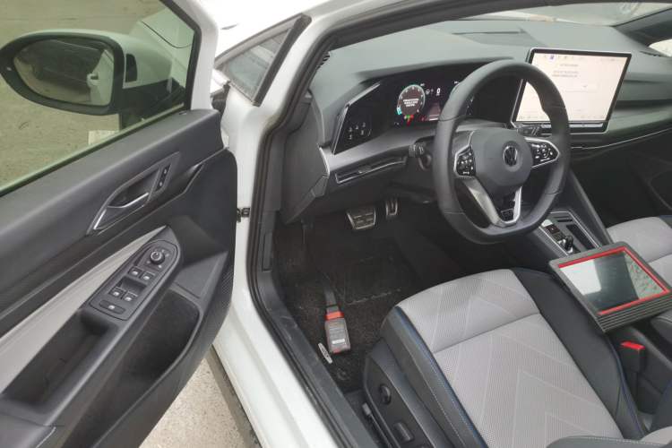 Used Volkswagen Golf 2025 300TSI R-Line
