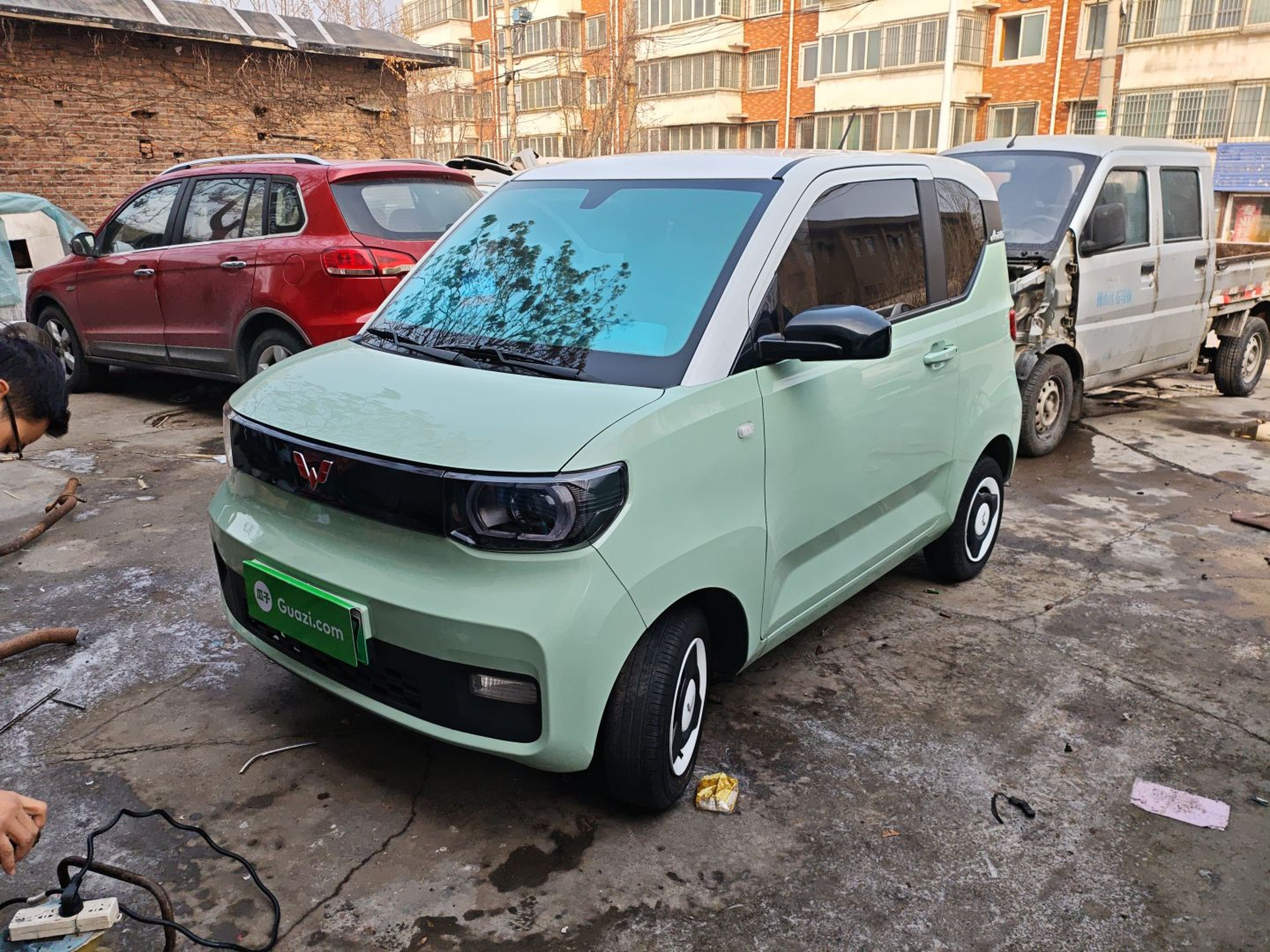 Под передней частью автомобиля