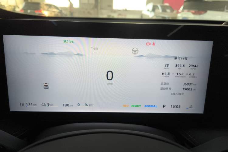 Used Roewe D5X DMH 2024 135 Tech Edition
