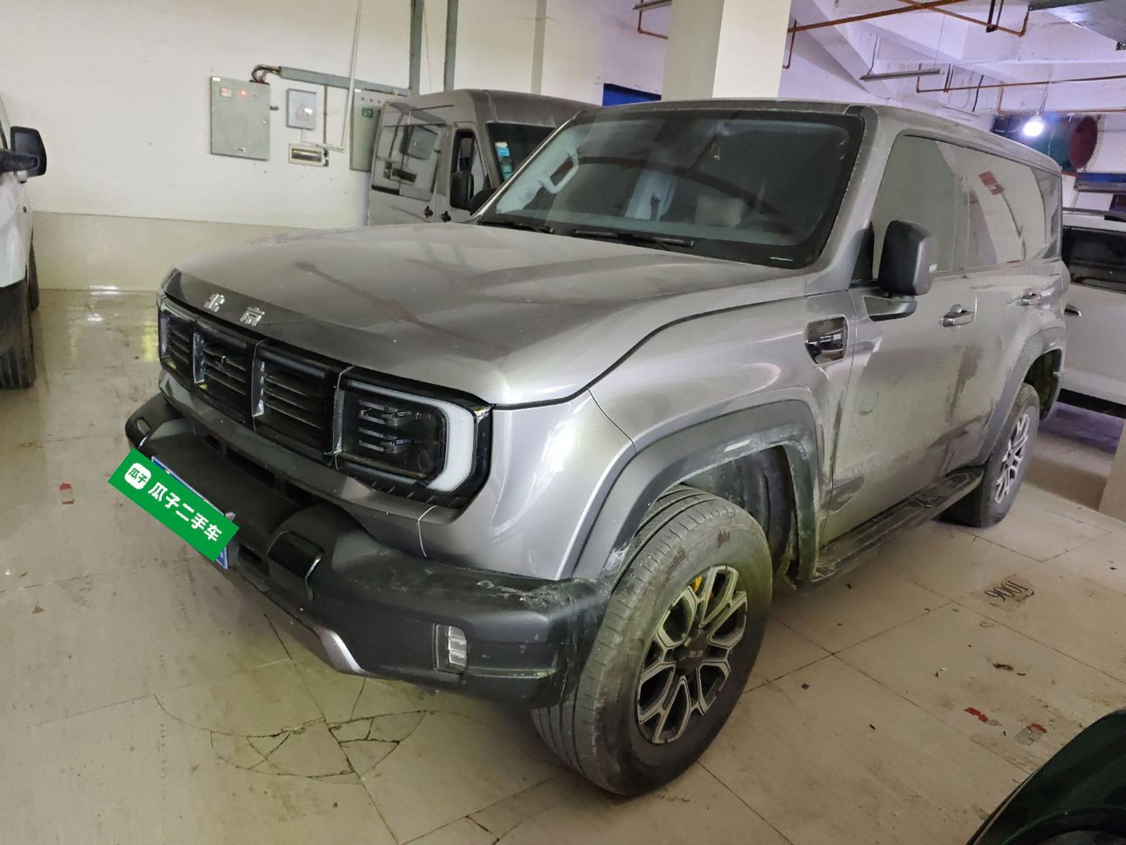 Под передней частью автомобиля