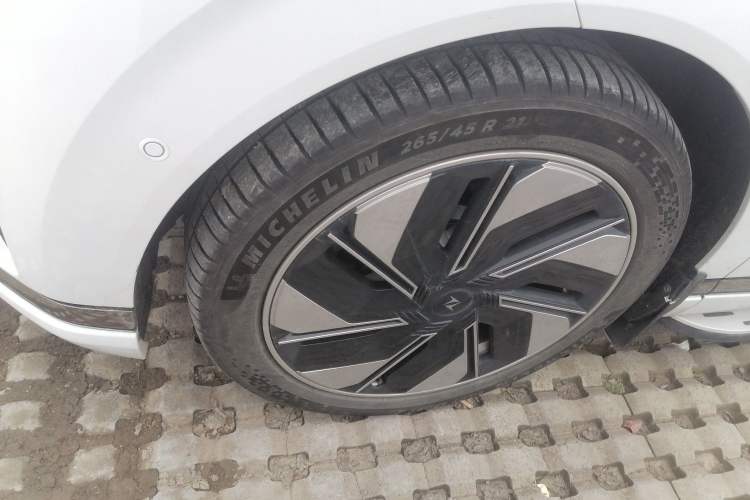 Used  eπ008 2025 210Max Range-Extended Version 5 Seats