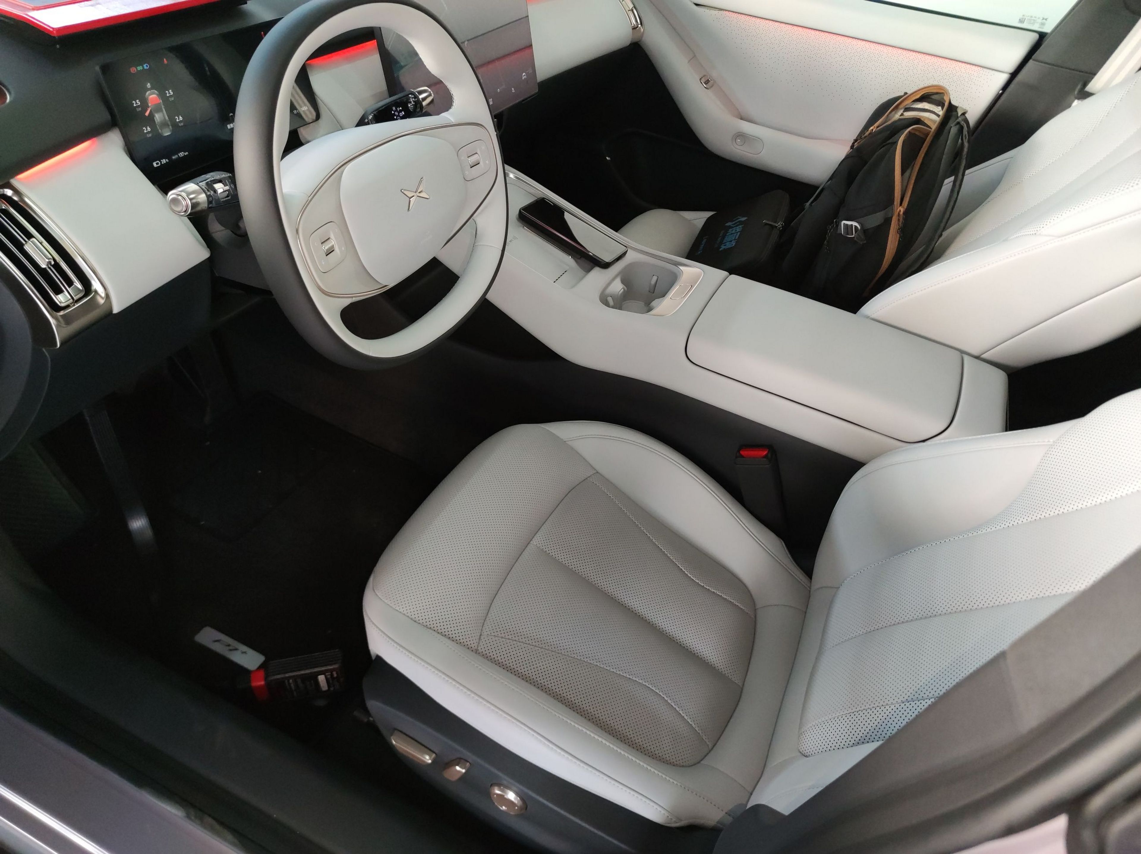 المقاعد الأمامية داخل السيارة