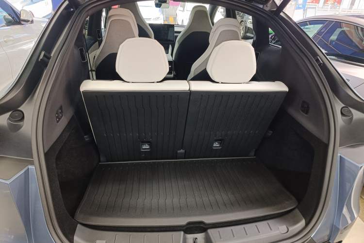 Used Tesla Model Y L 2025 Long-Range All-Wheel-Drive Version
