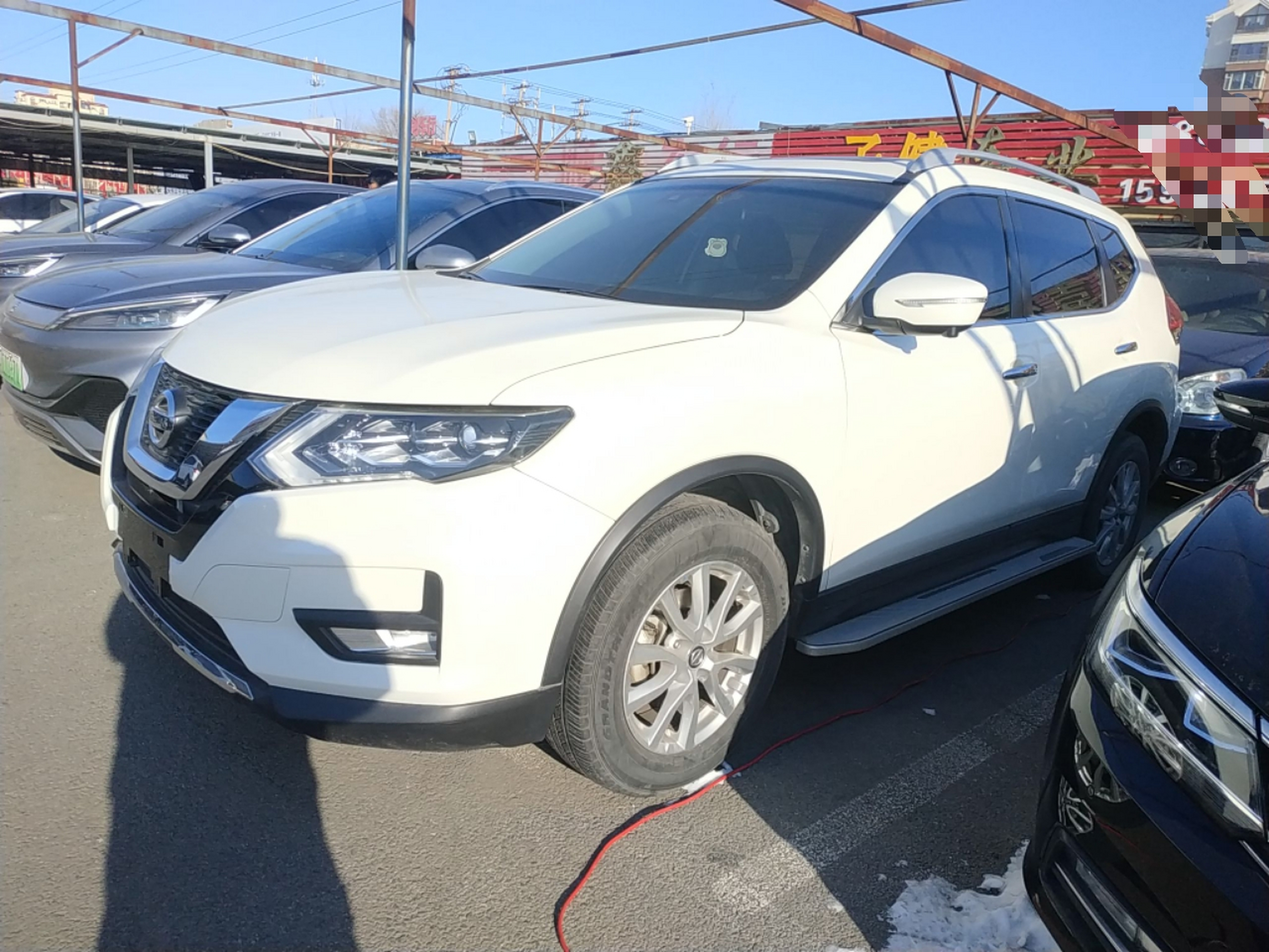 تحت مقدمة السيارة