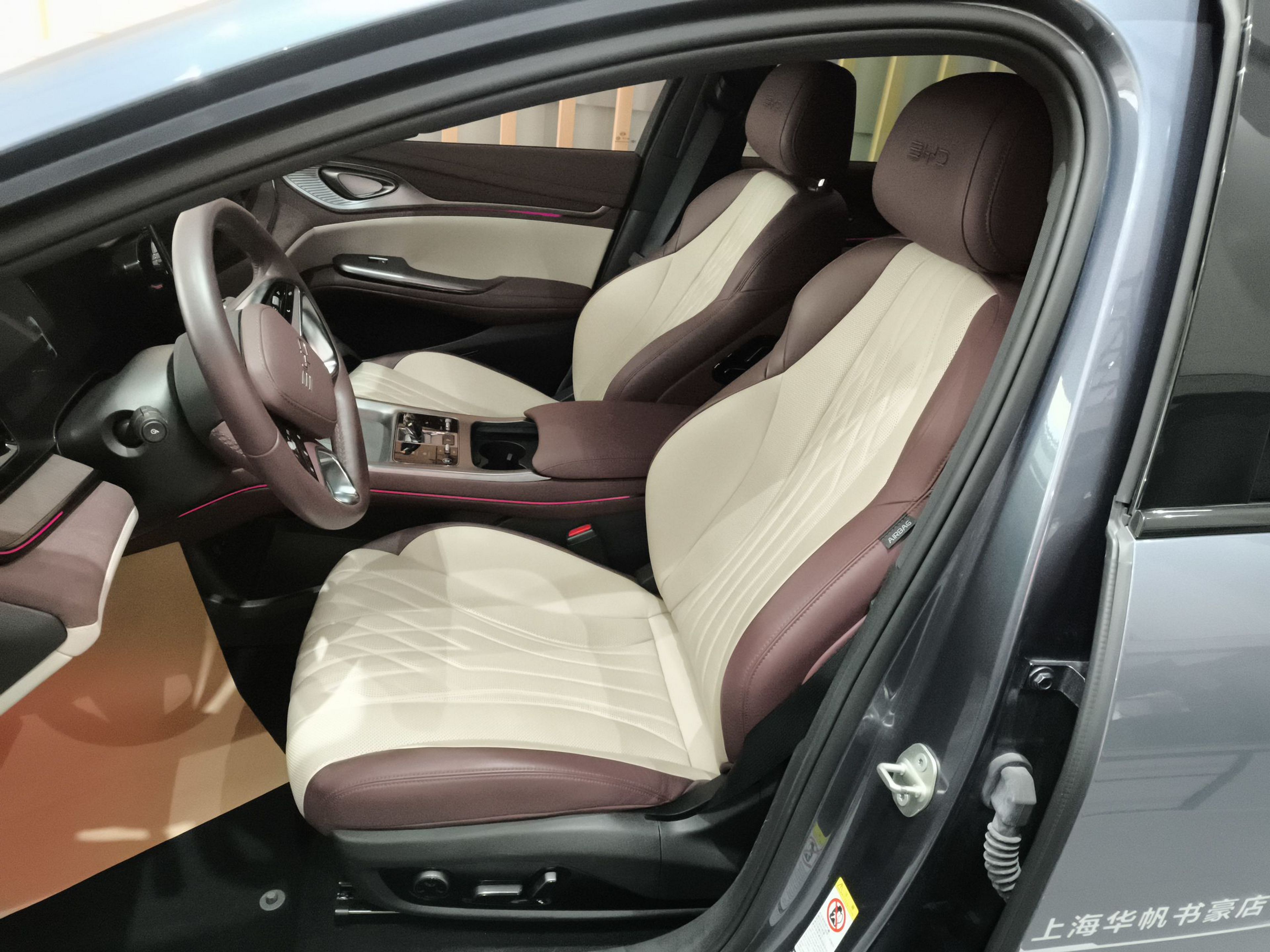 المقاعد الأمامية داخل السيارة