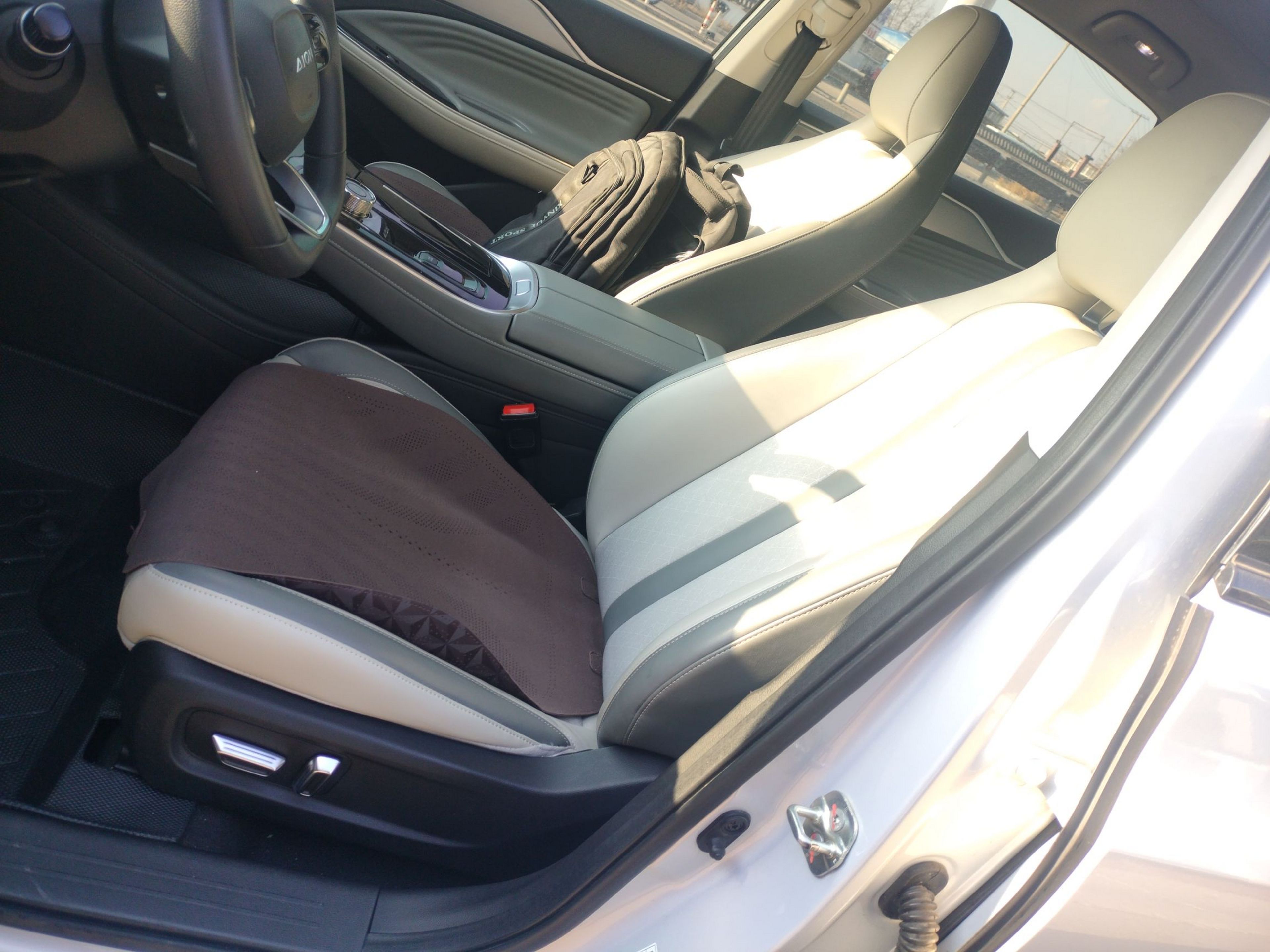 Переднее сиденье в автомобиле