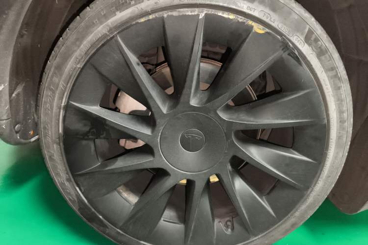 Used Tesla Model Y 2021 Long-Range All-Wheel-Drive Version 3D7
