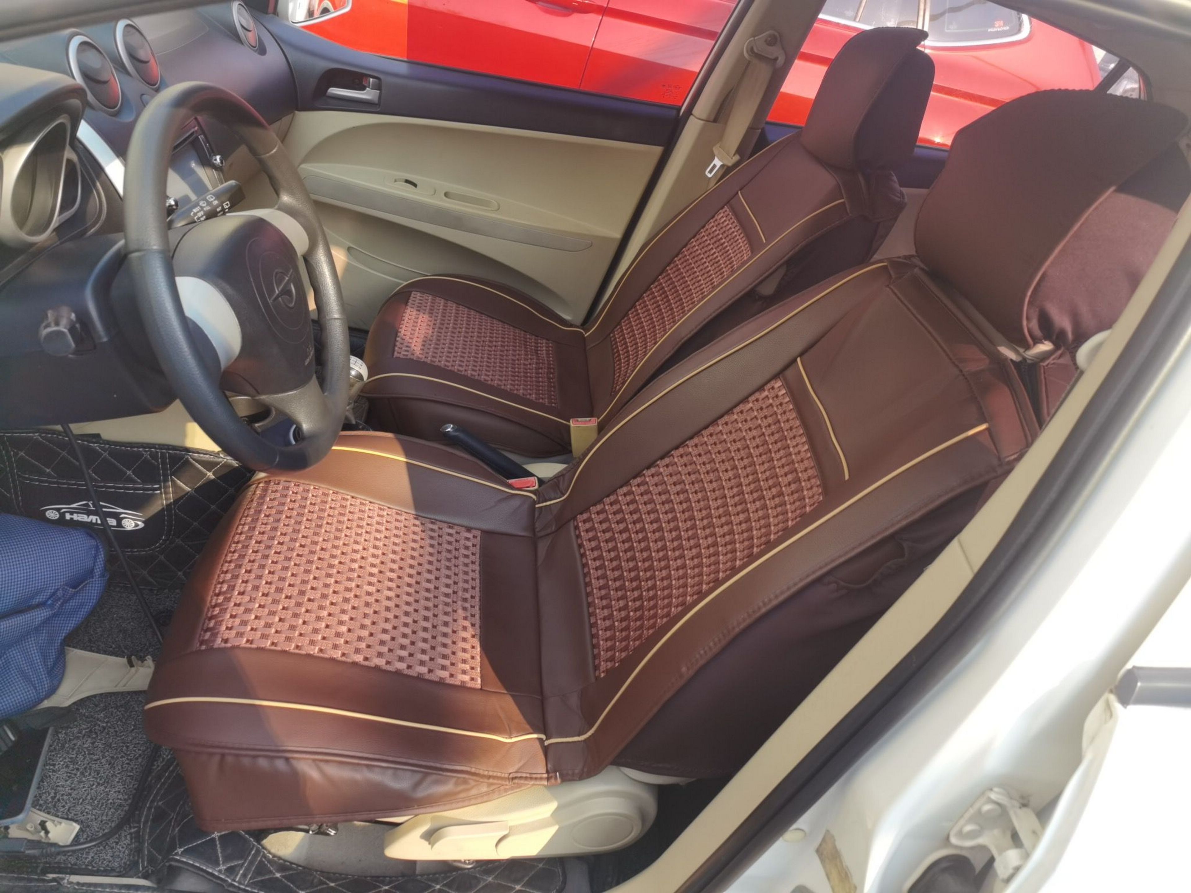 المقاعد الأمامية داخل السيارة