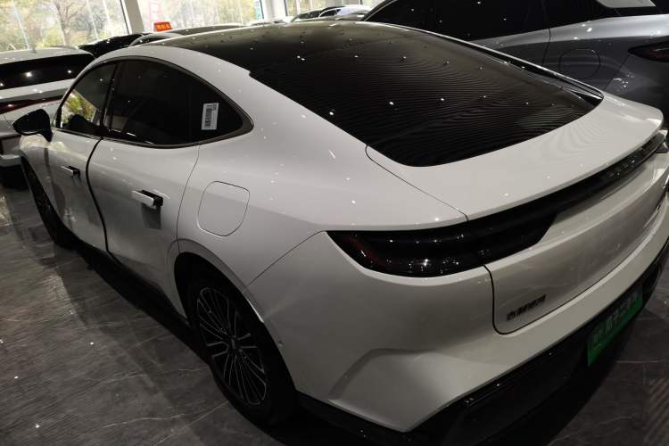 Used  Galaxy 8 2025 130km EM-i Deluxe Edition