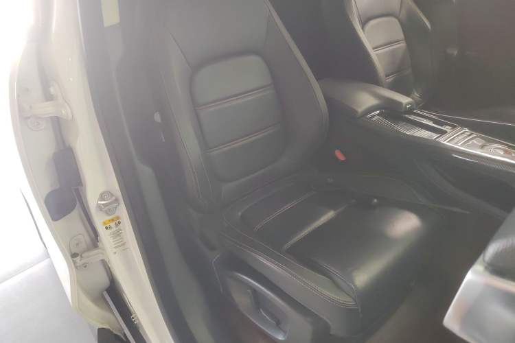 Used Jaguar F-PACE 2018 2.0T Two-Wheel Drive Urban Deluxe Edition
