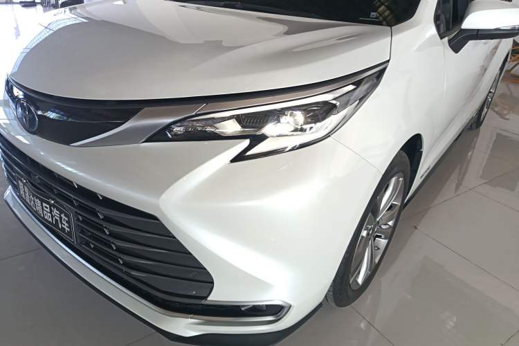 Used Toyota Sienna 2023 2.5L Hybrid Deluxe Edition