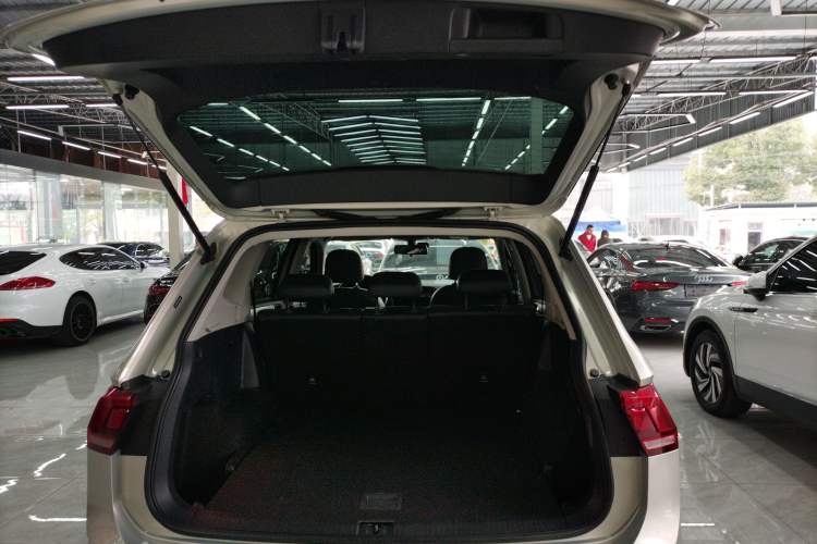 Used Volkswagen Tiguan L 2020 330TSI Automatic Two-Wheel Drive Panoramic Comfort Edition China VI Standard
