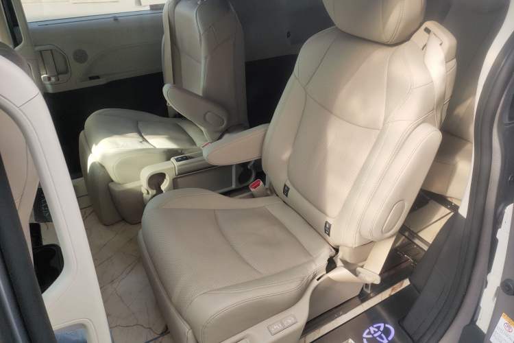 Used Toyota Sienna 2021 2.5L Hybrid Premium Edition
