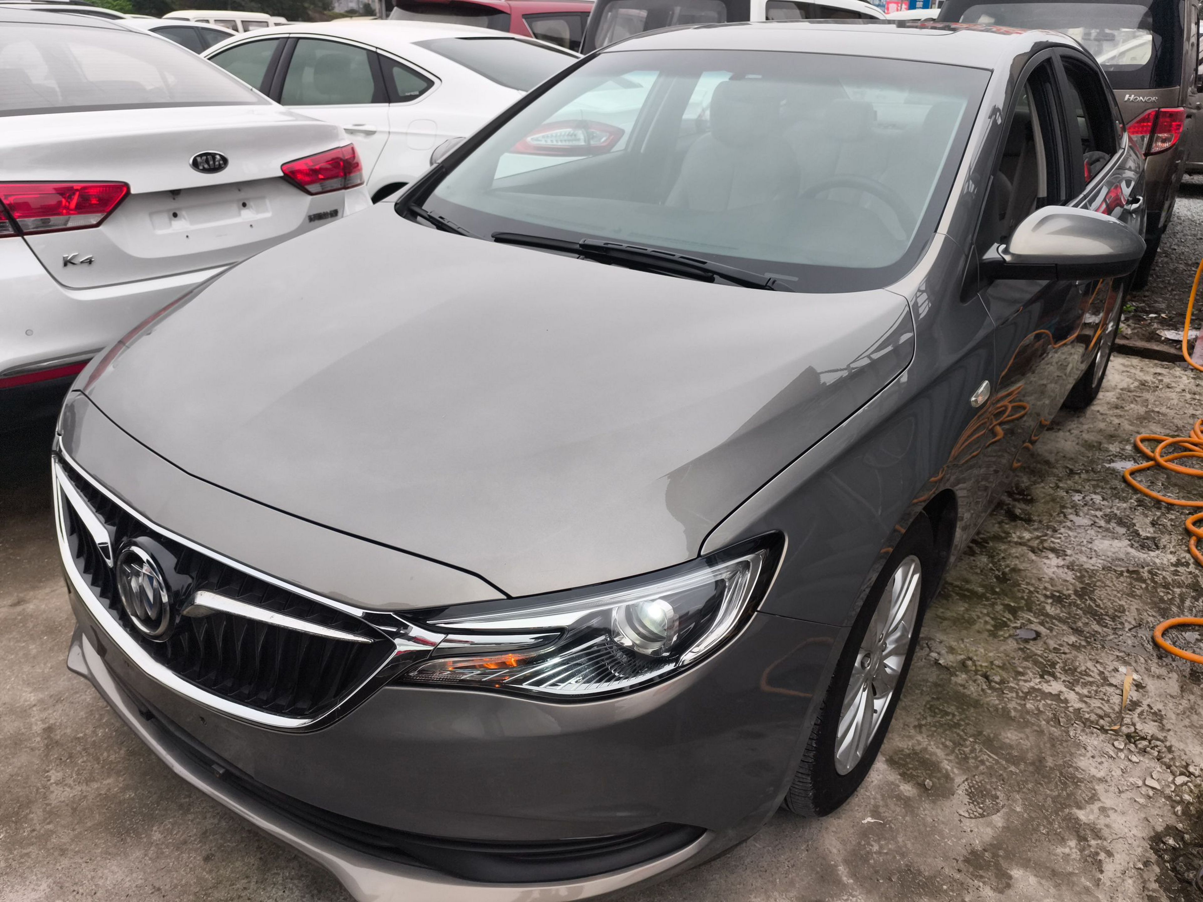 Под передней частью автомобиля