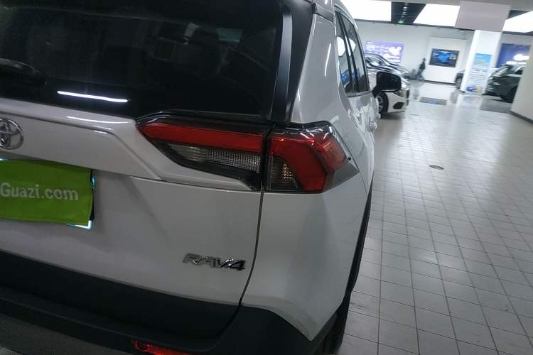 Used Toyota RAV4 2023 2.0L CVT Two-Wheel Drive 20th Anniversary Platinum Edition
