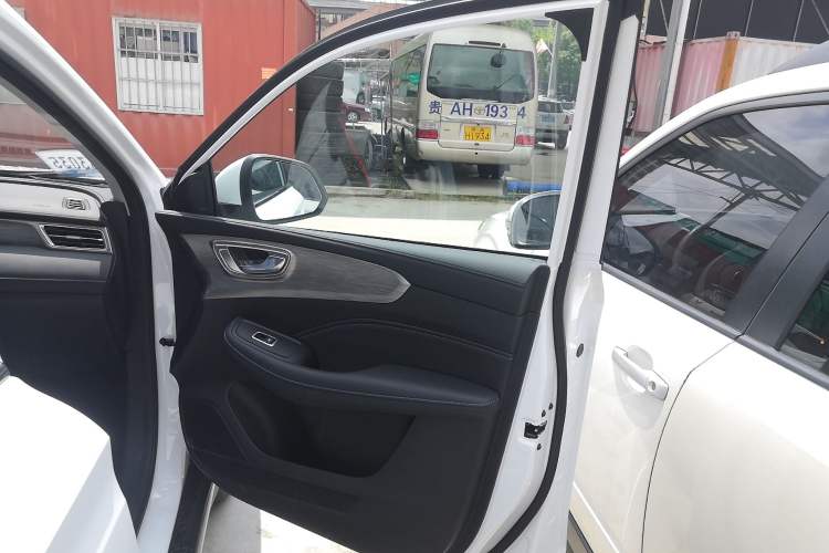 Used Roewe RX5 2023 PLUS 330TGI Automatic Trendsetting Smart Edition
