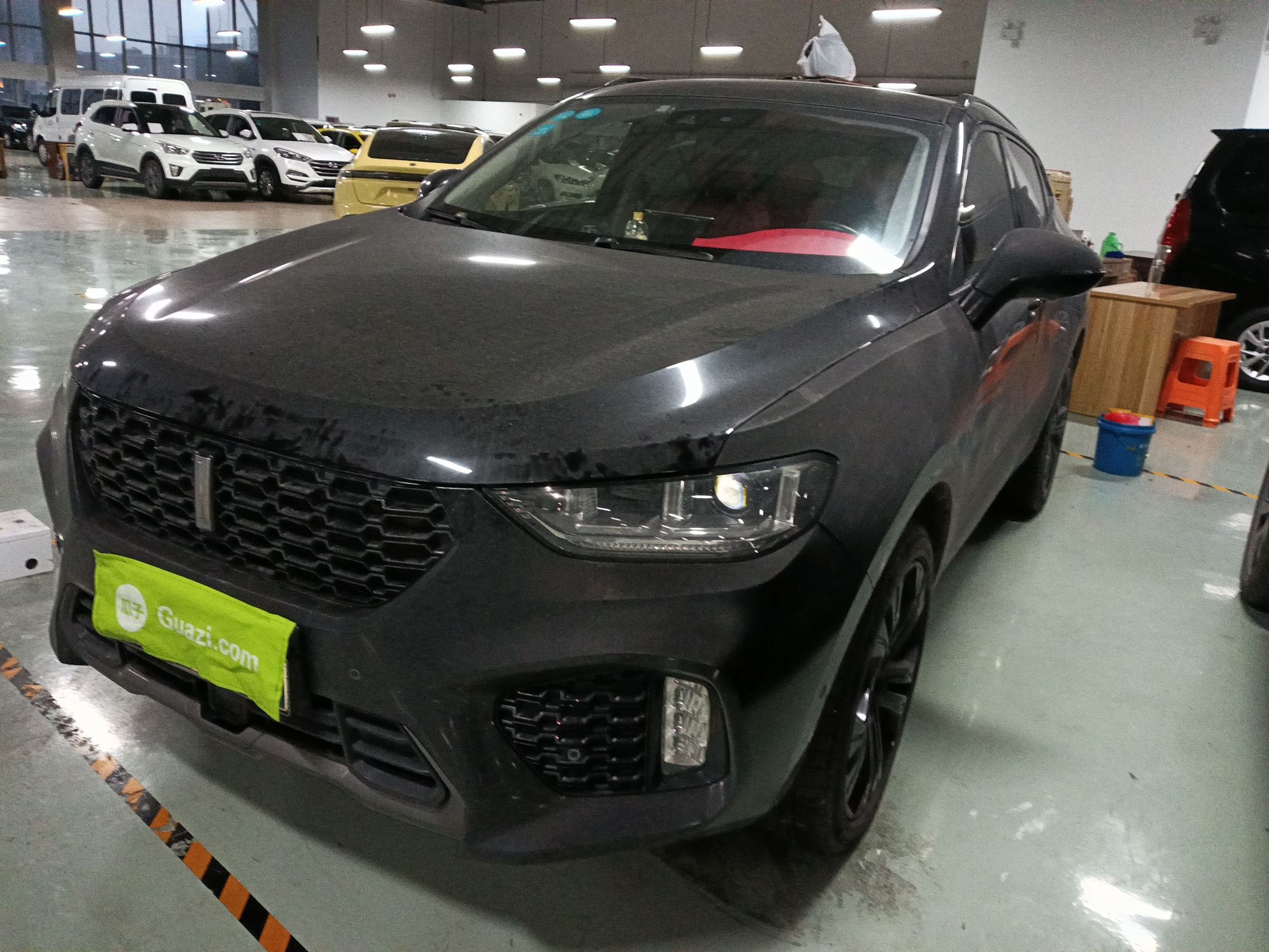 Под передней частью автомобиля