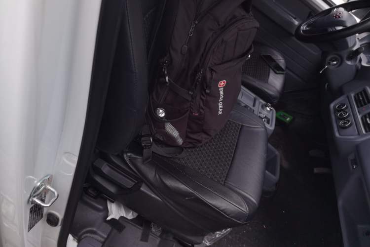 Used Wuling Yangguang 2024 300km Comfort-Grade Passenger Van 60kW