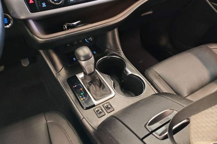 Used Toyota Highlander 2018 2.0T Four-Wheel Drive Luxury Edition 7 Seats China V Emission Standard
