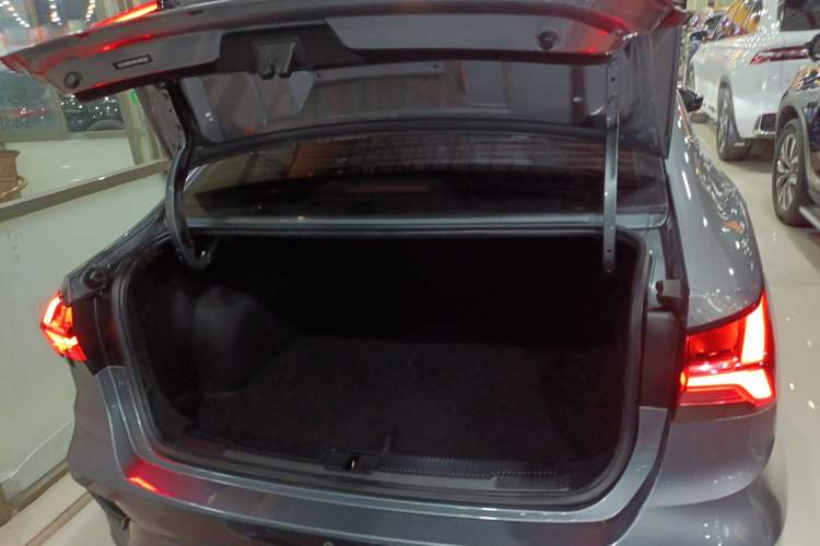 Used Roewe i5 2021 1.5L CVT Black Gold Edition
