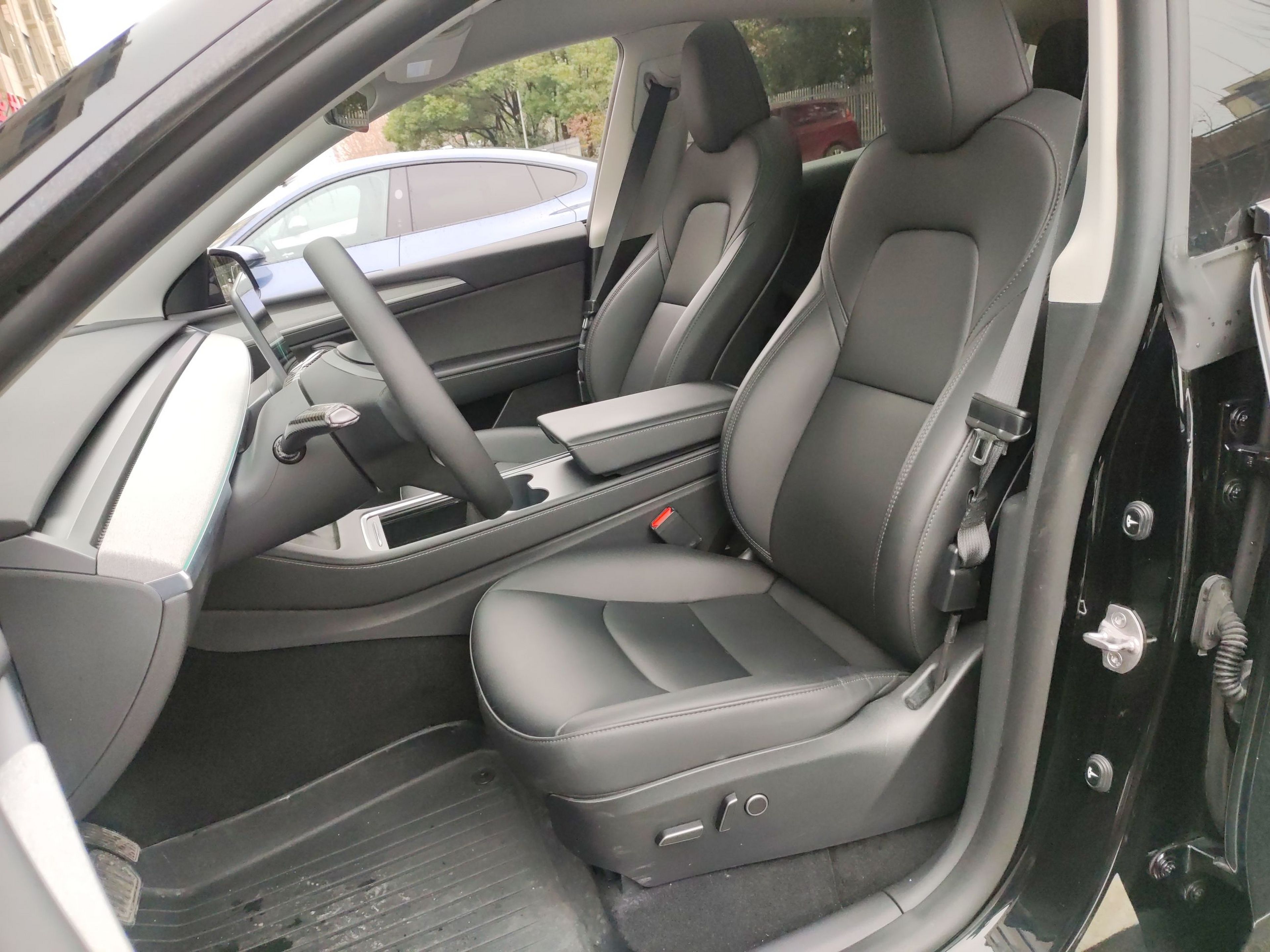 Переднее сиденье в автомобиле