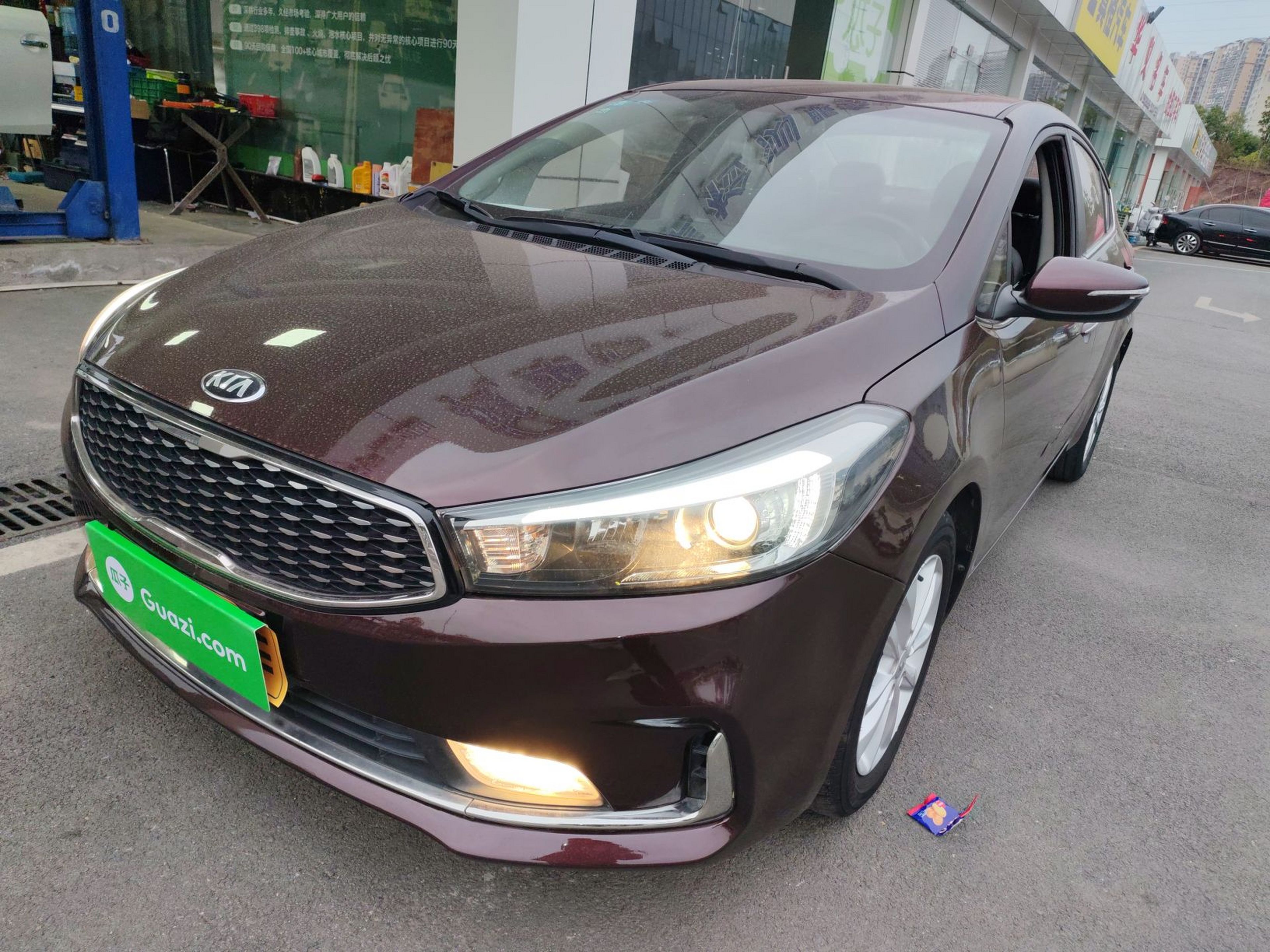 تحت مقدمة السيارة