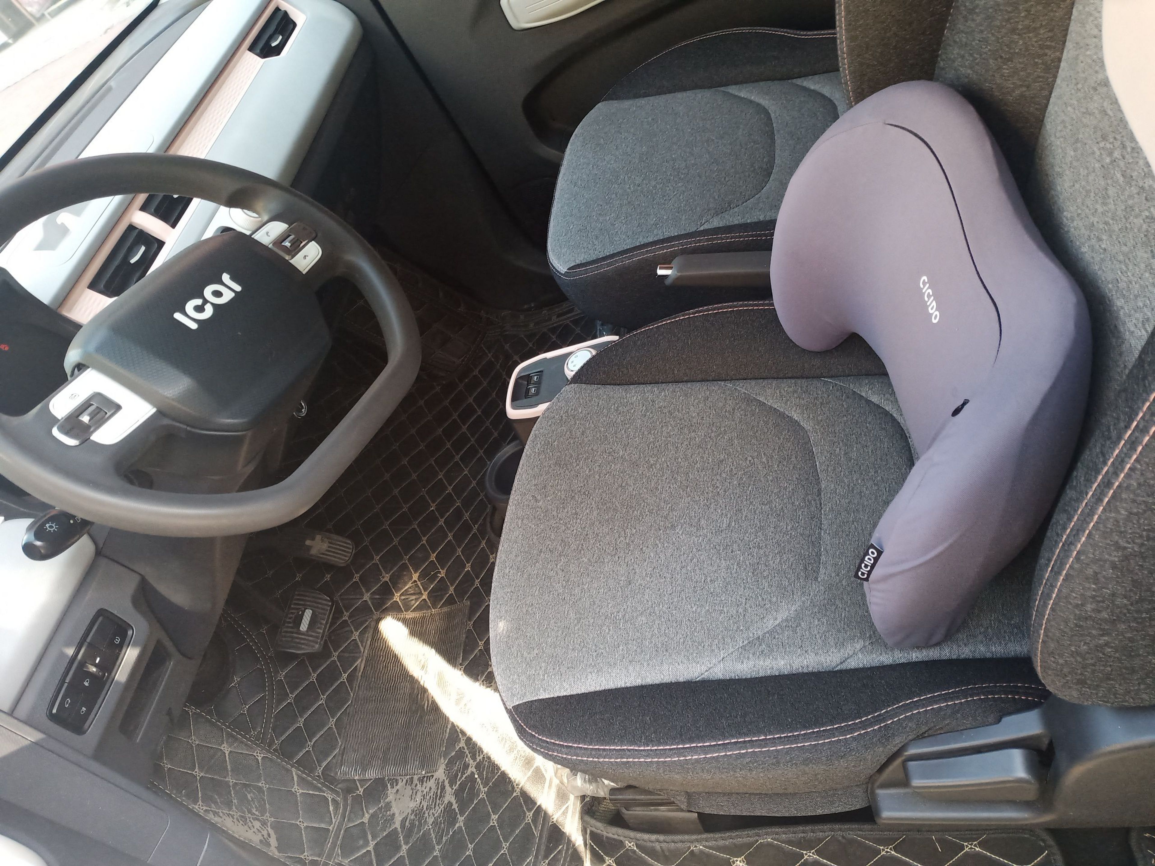 المقاعد الأمامية داخل السيارة