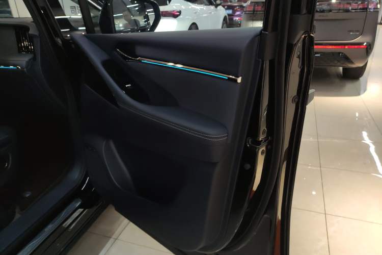 Used GAC Trumpchi Xiangwang M8 2025 Kunkun Series Max Luxury Cabin
