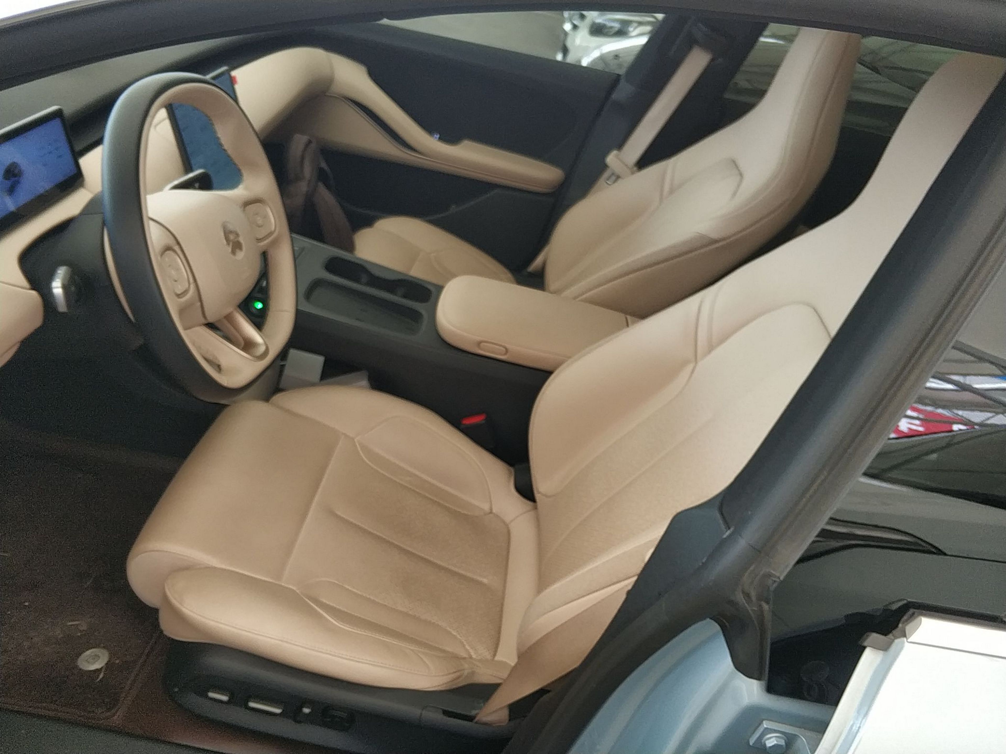 المقاعد الأمامية داخل السيارة