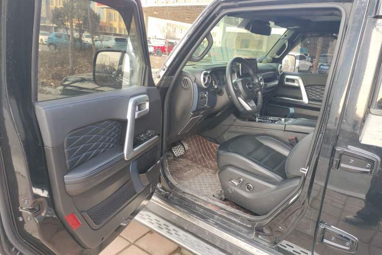 Used  BJ40 2019 2.3T Automatic Four-Wheel Drive Urban Hunter Edition Premium Model China VI Emission Standard
