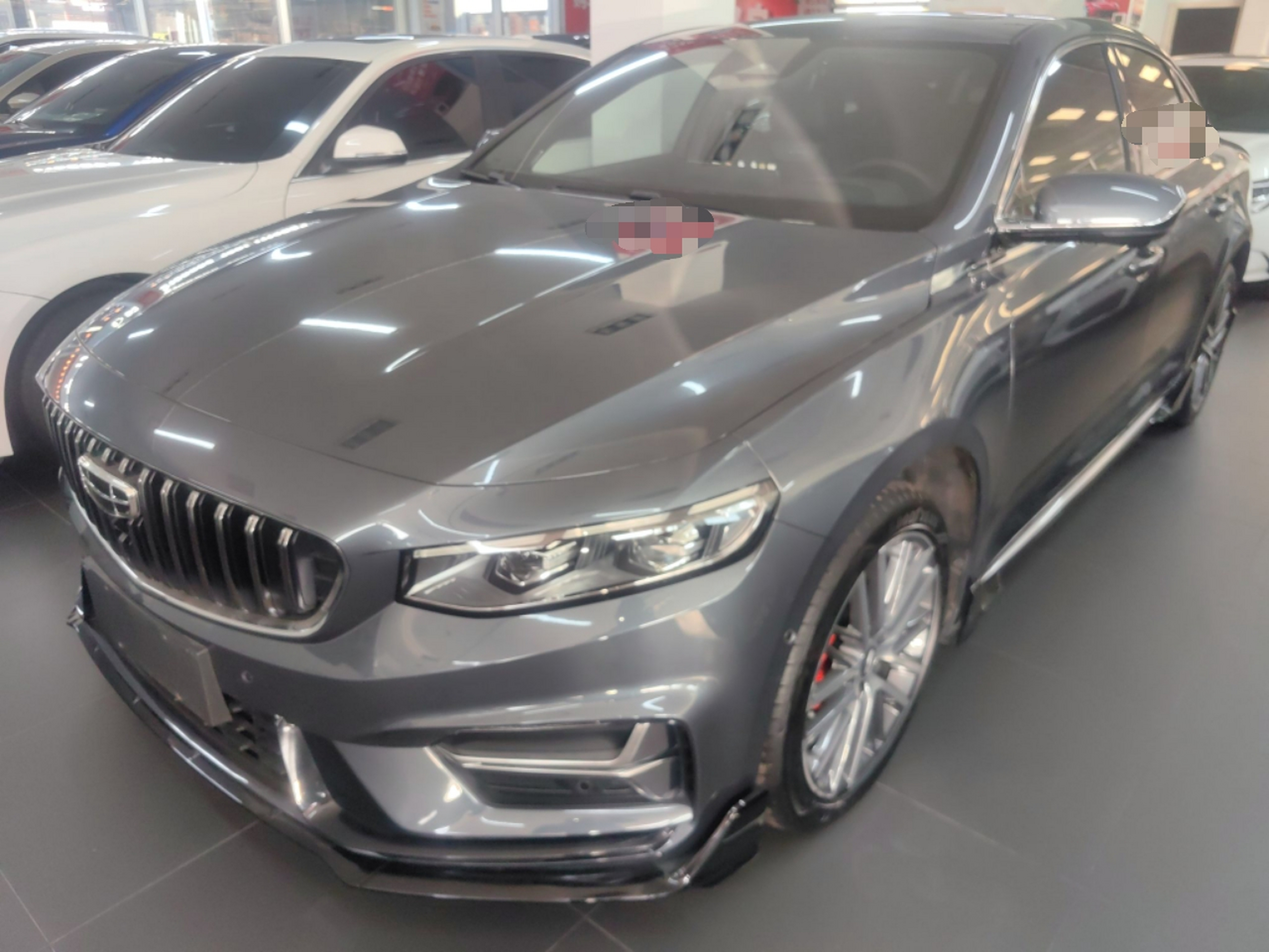 تحت مقدمة السيارة