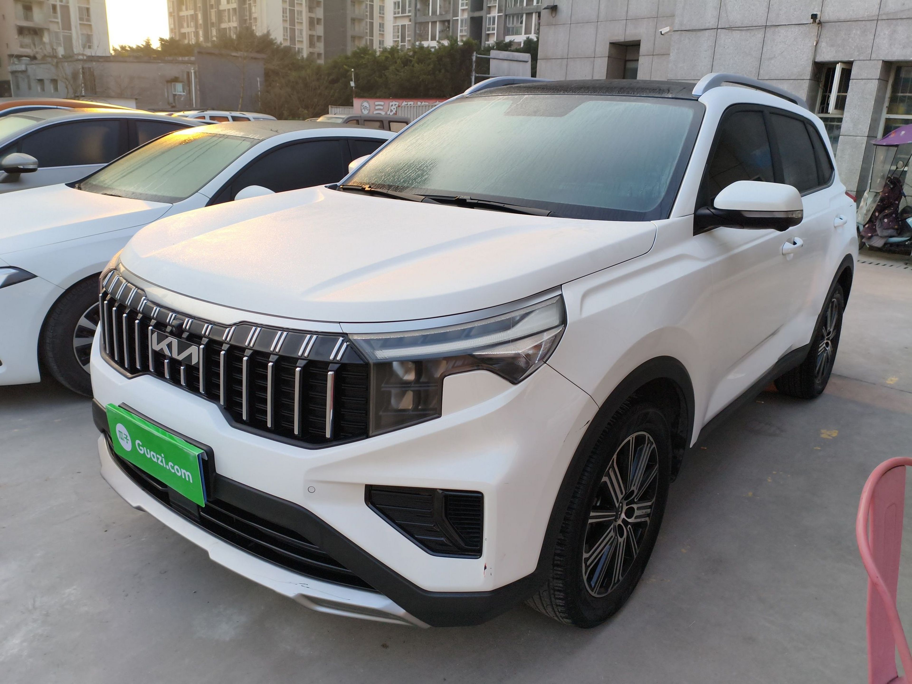 Под передней частью автомобиля