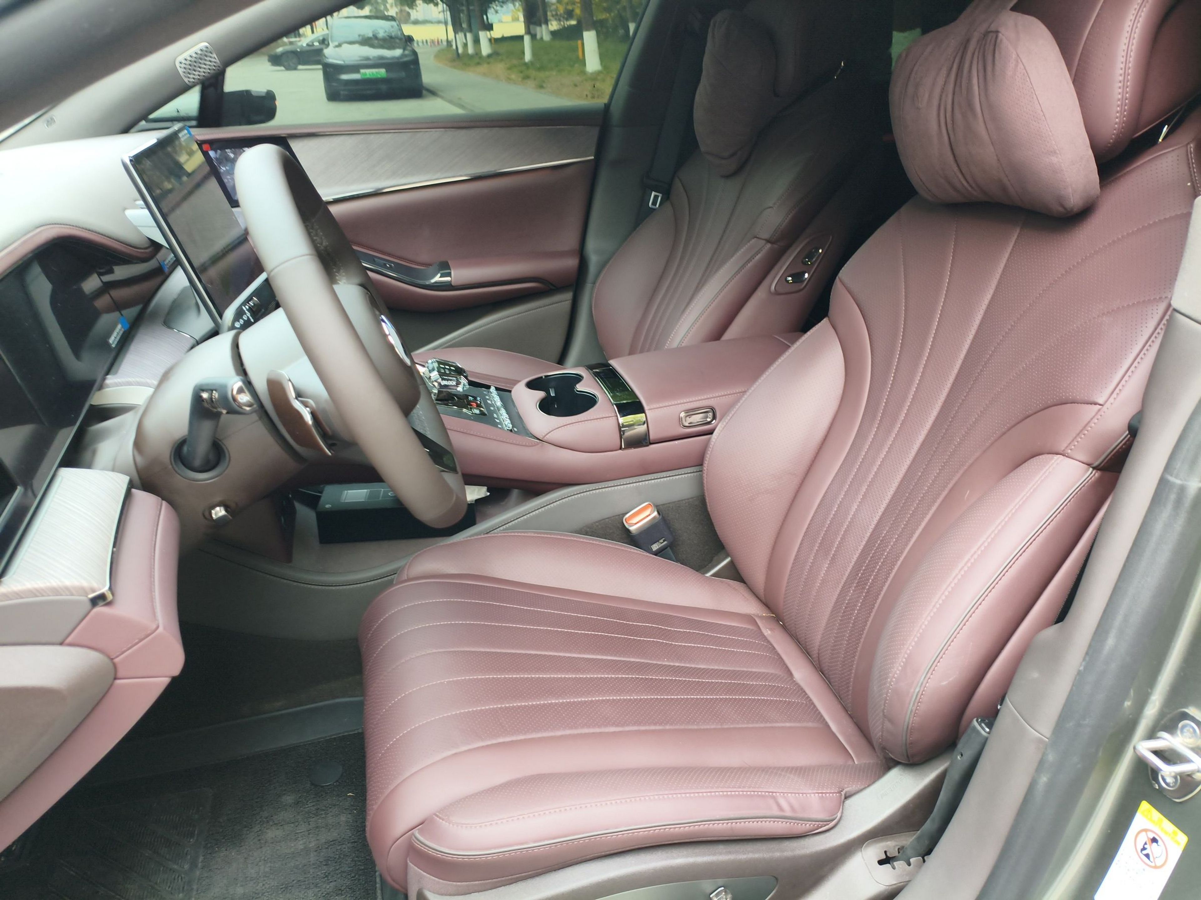 المقاعد الأمامية داخل السيارة