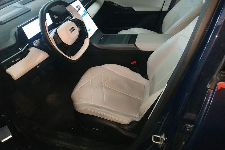 Used  L6 2023 125km MAX