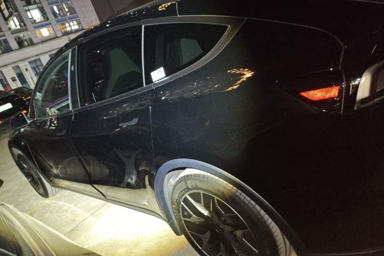 Used Tesla Model Y L 2025 Long-Range All-Wheel-Drive Version
