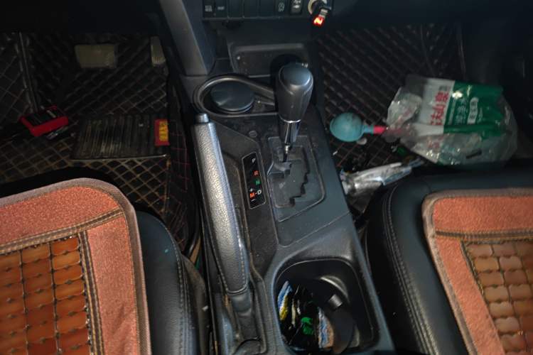 Used Toyota RAV4 2016 2.0L CVT Two-Wheel Drive Fashion Edition China V Standard
