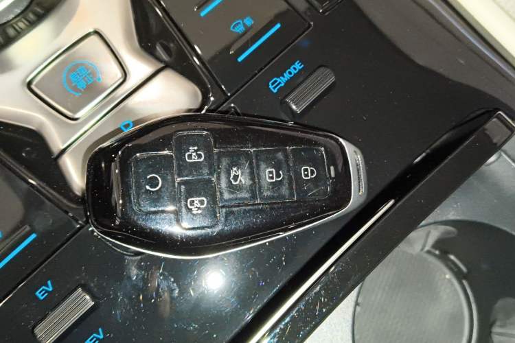 Used Denza D9 2025 DM-i Intelligent Drive 1020 Four-Wheel Drive Flagship Model
