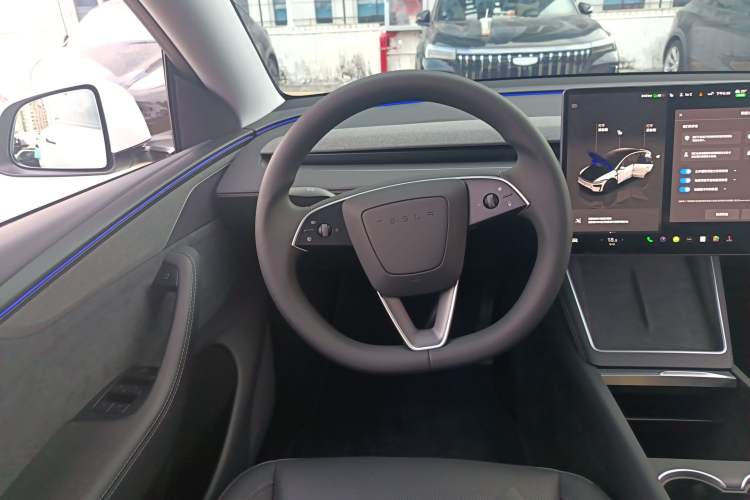 Used Tesla Model Y 2025 Long-Range All-Wheel-Drive Version
