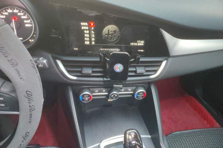 Used Alfa Romeo Giulia 2017 2.0T 200HP Luxury Edition
