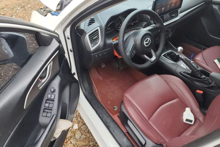 Used Mazda Mazda 3 Axela 2017 Hatchback 1.5L Manual Comfort Edition China V