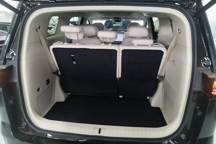 Used VOYAH Dream 2025 EV Four-Wheel Drive Flagship Kunpeng Edition