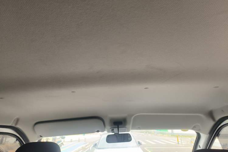 Used Wuling Yangguang 2024 300KM Comfort Version Passenger Van 75kW
